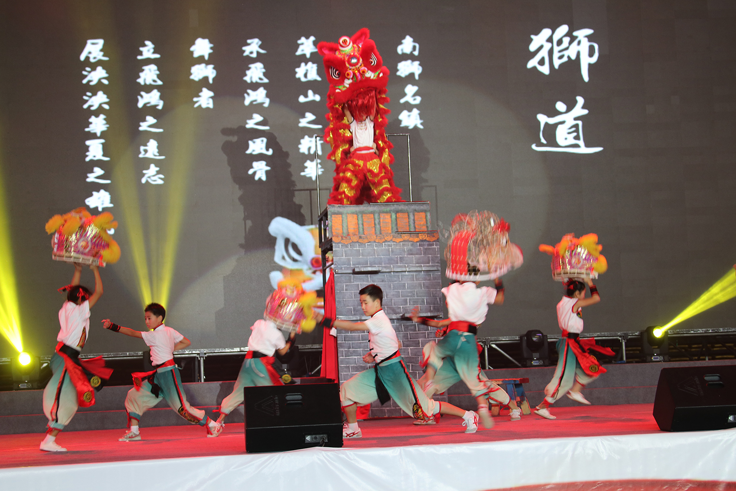脚下功夫展现无遗，足球比赛中技艺超群的简单介绍